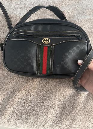 Продам сумку gucci, була у використанні , всередині має потертість , потрібно відремонтувати болт який кріпить шлею , оригінал , дуже зручна
