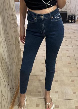 Джинсы tommy jeans