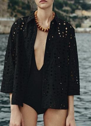 Стильная черная рубашка zara с вышивкой ришелье (eylet) - размер m