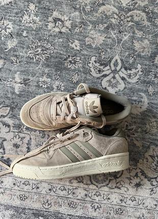 Кросівки чоловічи  adidas 42 розмір в ідеальному  стані