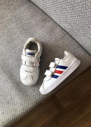 Дитячі кросівки adidas для хлопчика