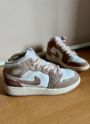 Жіночі кросівки nike air jordan 1 mid se, 37.5, рожево-білі