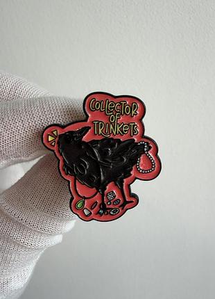 Пін значок металевий брошка  ворон «колекціонер дрібничок» — collector of trinkets, емалевий значок ворона крук птах