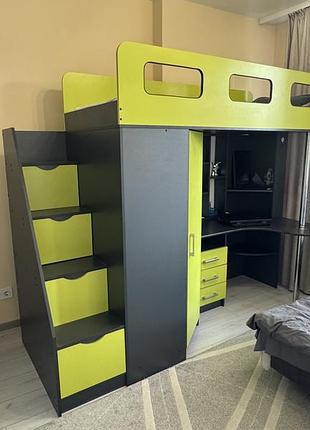 Продам функціональне ліжко-горище в хорошому стані з дитячим робочим кріслом.