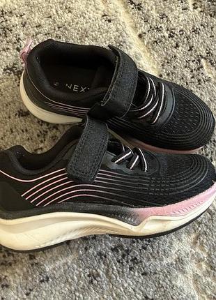 Кросівки next