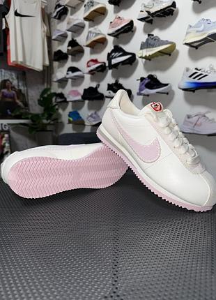 Жіночі кросівки nike w cortez valentine's day (артикул моделі: hv6012-161) розмір 25,5 см (eur 40) коробка без верху