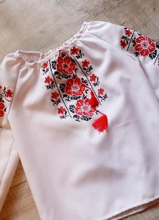 Красивая вышиванка для девочки 6-8 лет. состояние очень хорошее