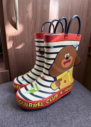 Яскраві гумові чоботи ліцензійної серії hey duggee "squirrel club" торгової марки william lamb на стопу від 12,5 до 13,5 см