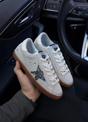 Замшевые женские кеды golden goose super-star sneakers in pearl with glitter star