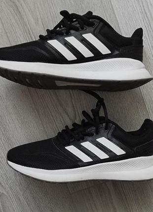 Кросівки adidas розмір 38, стан ідеальний.