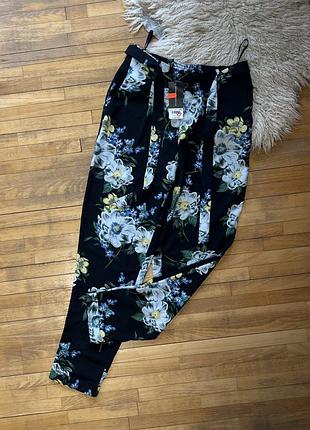 Нові жіночі брюки штани dorothy perkins – чорна основа з яскравим флоральним принтом, пояс із тканини, комфортний крій.