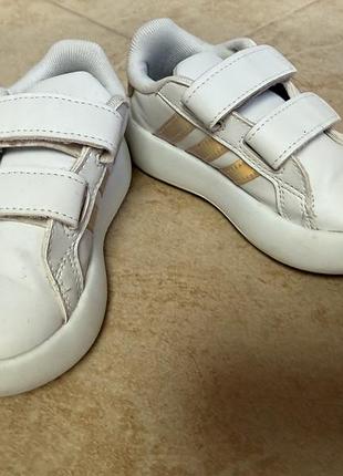 Adidas , кросівки на дівчинку