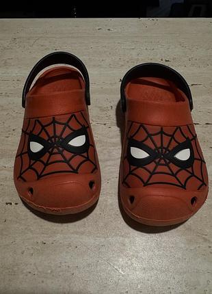 Яскраві дитячі крокси сабо spider-man (людина-павук)