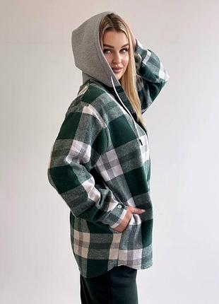 Рубашка в клетку теплая женская с капюшоном oversize изумрудная