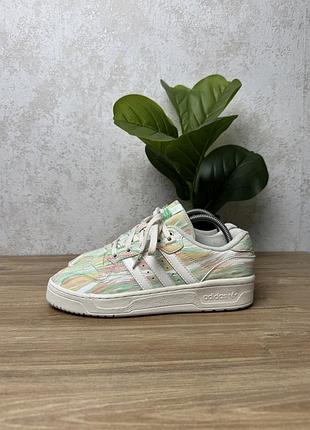 Жіночі кросівки adidas розмір 41