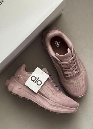 Кросівки alo yoga runner pink — універсальна модель для чоловіків та жінок