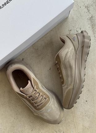 Кросівки alo yoga runner beige