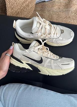 Nike v2k runtekk beige/black