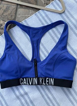 Спортивний жіночий топ зі спинкою-борцовкою від бренду calvin  klein