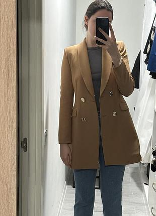 Приталенный удлиненный пиджак zara