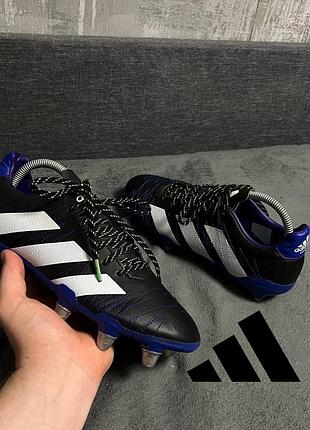 (40) и (41) adidas регбийные бутсы kakari sg имеют черный синтетический верх с белыми полосками и синими деталями