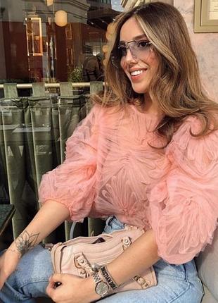 Стильный топ с пышными рукавами