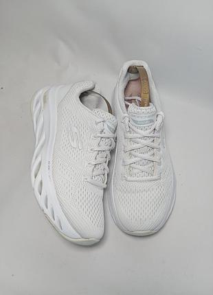 Білі жіночі кросівки. skechers