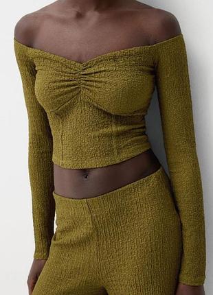 Новый укороченный фактурный топ с длинными рукавами bershka цвета хаки (оливкового)
