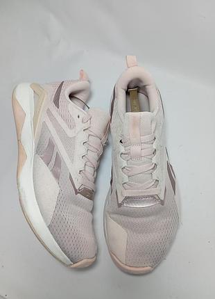 Женские кроссовки для тренировок reebok nanoflex t 2 в светло-розовом цвете.