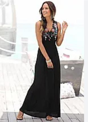Трикотажное с вышивкой платье 👗