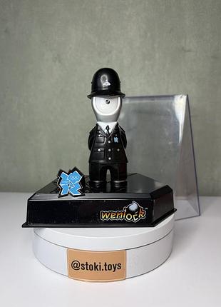 Офіційна колекційна фігурка wenlock london 2012 (маскот олімпіади у формі поліцейського)