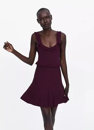 Трикотажное платье плиссе zara burgundy pleated ruffle mini dress - m