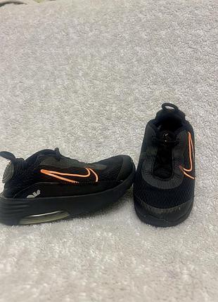 Легенькі та зручні кроси nike