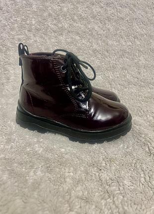 Стильні лакові червички у трендовому кольорі zara