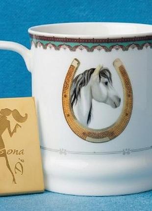 Элегантная фарфоровая кружка из серии «кони / к счастью» от бренда bona di creative ceramics.