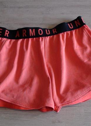 Жіночі спортивні шорти under armour мають яскравий кораловий колір та еластичний пояс із брендингом. розмір s.