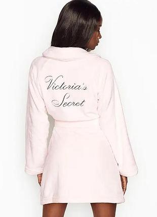 Ніжно-рожевий плюшевий халат з фірмовим вишитим логотипом бренду victoria's secret.