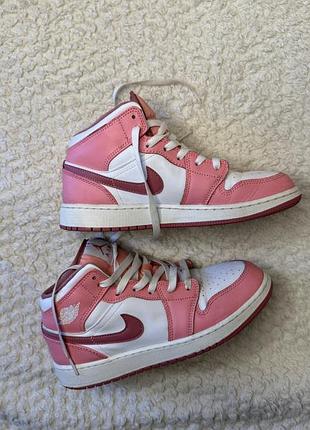 Кросівки nike air jordan 1 mid жіночі кросівки рожеві білі женские кроссовки