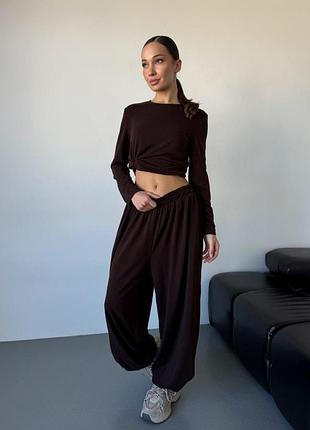 Стильний жіночий костюм у стилі casual