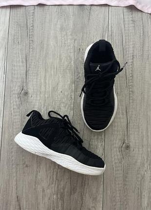 Дитячі чорні кросівки jordan formula 23 low з білою підошвою та білим логотипом jumpman на язичку.
