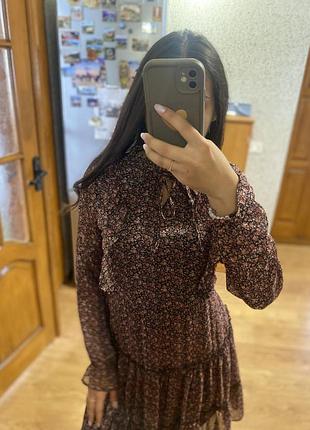Легка шифонова сукня в дрібний квітковий принт з рюшами