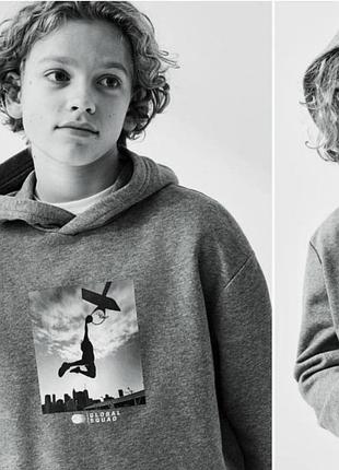 Толстовка с капюшоном и принтом h&m
розмір 14 років
на флісе тонкому