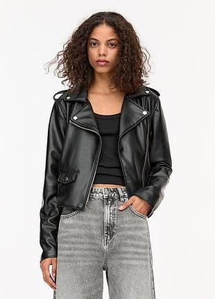 Куртка  косуха pull&bear зі штучної шкіри чорного кольору