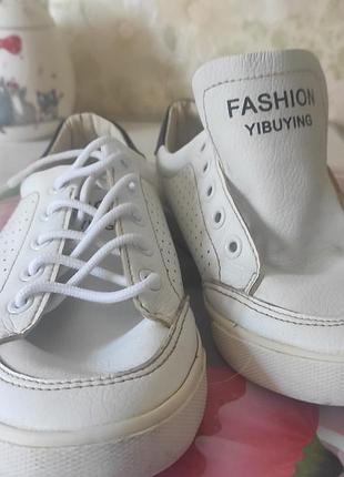 Білі перфоровані  жіночі кеди/сліпотивиготовлені з шкіри з написом"fashion yibuying" на язичку,з металевими люверсами для шнурівки ,бренду  b.b.y.