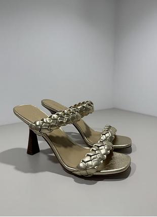 Жіночі золотисті мюлі michael kors clara оригінал босоніжки на каблуку майкл корс нові туфлі на підборах