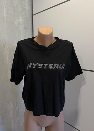 Чорна базова футболка cropp з надписом hysteria розмір s
