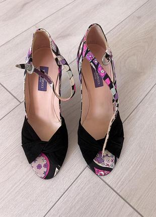 Emilio pucci suede satin open toe stiletto heels — це розкішні дизайнерські босоніжки від культового італійського модного дому emilio pucci.