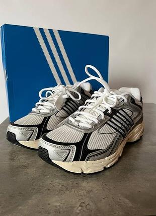 Стильные и универсальные кроссовки adidas response
