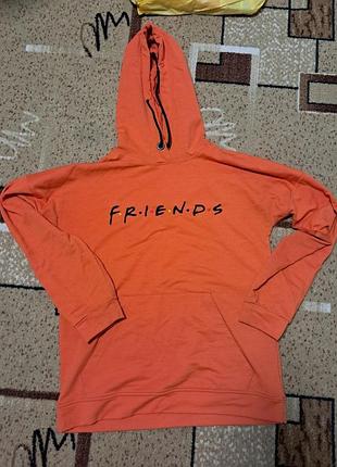 Оранжевое худи с капюшоном и черной надписью «friends» в стиле одноименного телесериала.