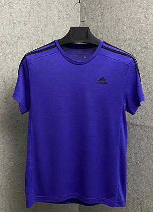 Фіолетова футболка від бренду adidas